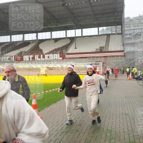 07.12.2025 - St. Pauli X-Mass-Run No. 15 Fabian Wolf http://msf.ph/oto/9392819 07.12.2025 10:13:17 Ziel 1044, 1062, 1126, 1220, 1733, 2711, 2712, 3588, 3589, 4081, 4082, 4083, 4664 meine-sportfotos.de