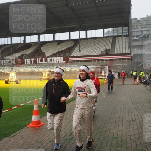 07.12.2025 - St. Pauli X-Mass-Run No. 15 Fabian Wolf http://msf.ph/oto/9392821 07.12.2025 10:13:18 Ziel 1044, 1062, 1126, 1220, 1733, 2711, 2712, 3588, 3589, 4081, 4082, 4083, 4664 meine-sportfotos.de