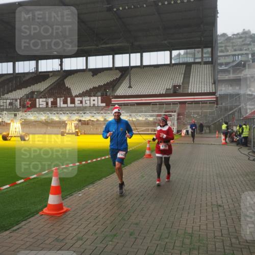 07.12.2025 - St. Pauli X-Mass-Run No. 15 Fabian Wolf http://msf.ph/oto/9392843 07.12.2025 10:13:37 Ziel 88, 970, 1699, 2905 meine-sportfotos.de
