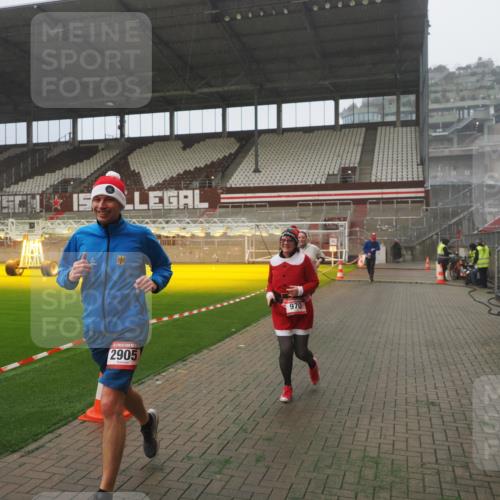 07.12.2025 - St. Pauli X-Mass-Run No. 15 Fabian Wolf http://msf.ph/oto/9392847 07.12.2025 10:13:37 Ziel 88, 970, 1699, 2905 meine-sportfotos.de