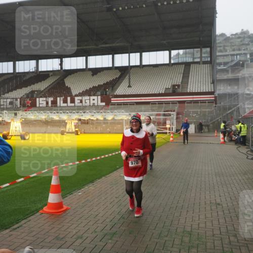 07.12.2025 - St. Pauli X-Mass-Run No. 15 Fabian Wolf http://msf.ph/oto/9392849 07.12.2025 10:13:38 Ziel 88, 970, 1699, 2905 meine-sportfotos.de