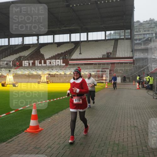 07.12.2025 - St. Pauli X-Mass-Run No. 15 Fabian Wolf http://msf.ph/oto/9392850 07.12.2025 10:13:38 Ziel 88, 970, 1699, 2905 meine-sportfotos.de