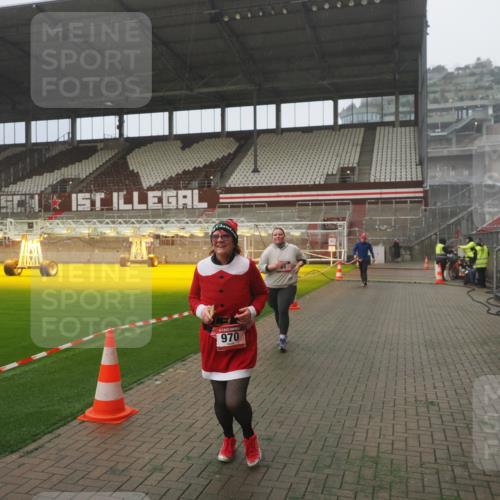 07.12.2025 - St. Pauli X-Mass-Run No. 15 Fabian Wolf http://msf.ph/oto/9392851 07.12.2025 10:13:38 Ziel 88, 970, 1699, 2905 meine-sportfotos.de
