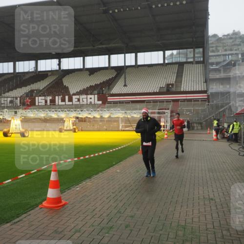 07.12.2025 - St. Pauli X-Mass-Run No. 15 Fabian Wolf http://msf.ph/oto/9392872 07.12.2025 10:13:53 Ziel 1699, 2951, 4371 meine-sportfotos.de