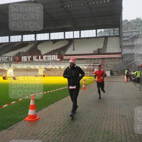 07.12.2025 - St. Pauli X-Mass-Run No. 15 Fabian Wolf http://msf.ph/oto/9392874 07.12.2025 10:13:54 Ziel 1699, 2951, 4371 meine-sportfotos.de
