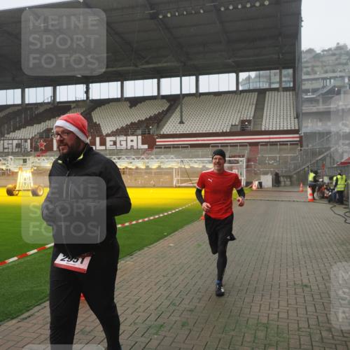 07.12.2025 - St. Pauli X-Mass-Run No. 15 Fabian Wolf http://msf.ph/oto/9392877 07.12.2025 10:13:55 Ziel 1699, 2951, 4371 meine-sportfotos.de
