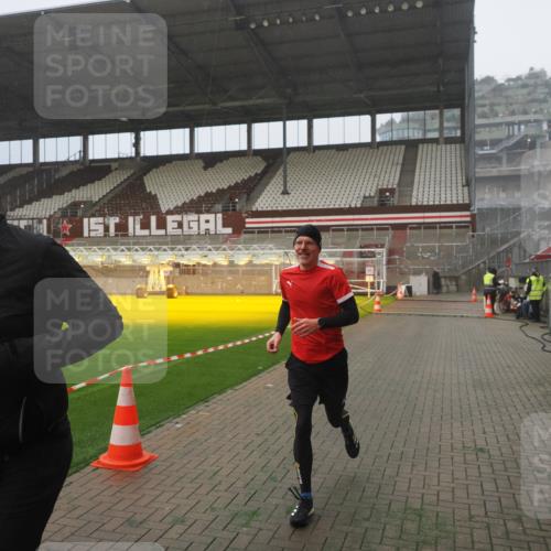 07.12.2025 - St. Pauli X-Mass-Run No. 15 Fabian Wolf http://msf.ph/oto/9392878 07.12.2025 10:13:55 Ziel 1699, 2951, 4371 meine-sportfotos.de