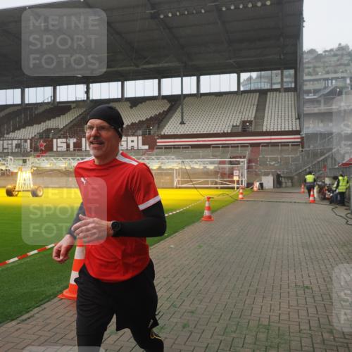 07.12.2025 - St. Pauli X-Mass-Run No. 15 Fabian Wolf http://msf.ph/oto/9392880 07.12.2025 10:13:56 Ziel 1699, 2951, 4371 meine-sportfotos.de