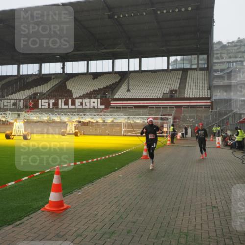 07.12.2025 - St. Pauli X-Mass-Run No. 15 Fabian Wolf http://msf.ph/oto/9392884 07.12.2025 10:14:05 Ziel 2951, 4371, 4502, 4526 meine-sportfotos.de