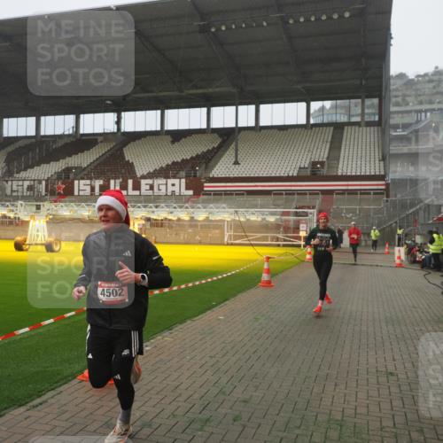 07.12.2025 - St. Pauli X-Mass-Run No. 15 Fabian Wolf http://msf.ph/oto/9392890 07.12.2025 10:14:07 Ziel 3243, 4371, 4502, 4526 meine-sportfotos.de
