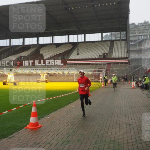 07.12.2025 - St. Pauli X-Mass-Run No. 15 Fabian Wolf http://msf.ph/oto/9392895 07.12.2025 10:14:11 Ziel 174, 3243, 4502, 4526 meine-sportfotos.de