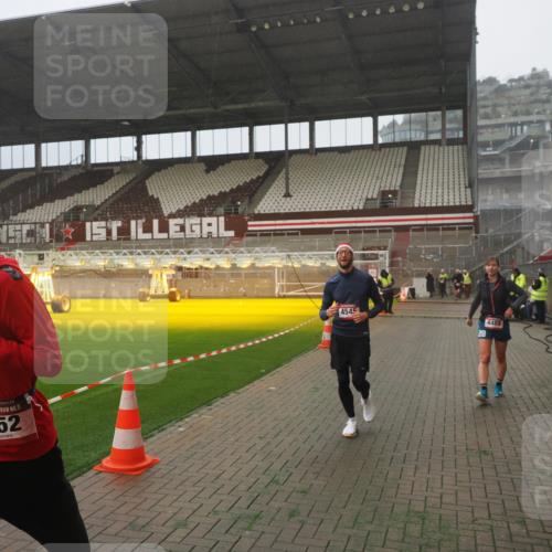 07.12.2025 - St. Pauli X-Mass-Run No. 15 Fabian Wolf http://msf.ph/oto/9392911 07.12.2025 10:14:20 Ziel 174, 352, 3243, 4489, 4502, 4526, 4545 meine-sportfotos.de