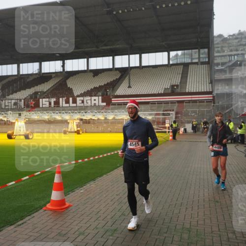 07.12.2025 - St. Pauli X-Mass-Run No. 15 Fabian Wolf http://msf.ph/oto/9392915 07.12.2025 10:14:21 Ziel 174, 352, 3243, 4489, 4502, 4526, 4545 meine-sportfotos.de