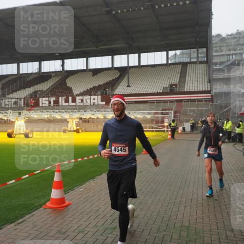 07.12.2025 - St. Pauli X-Mass-Run No. 15 Fabian Wolf http://msf.ph/oto/9392917 07.12.2025 10:14:21 Ziel 174, 352, 3243, 4489, 4502, 4526, 4545 meine-sportfotos.de