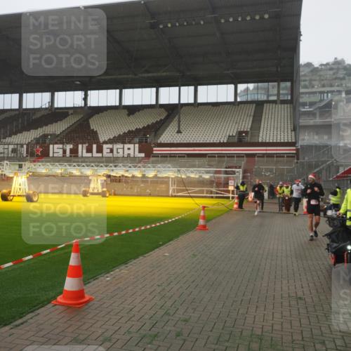 07.12.2025 - St. Pauli X-Mass-Run No. 15 Fabian Wolf http://msf.ph/oto/9392928 07.12.2025 10:14:29 Ziel 174, 352, 1158, 2564, 2617, 2618, 2864, 4489, 4508, 4545 meine-sportfotos.de