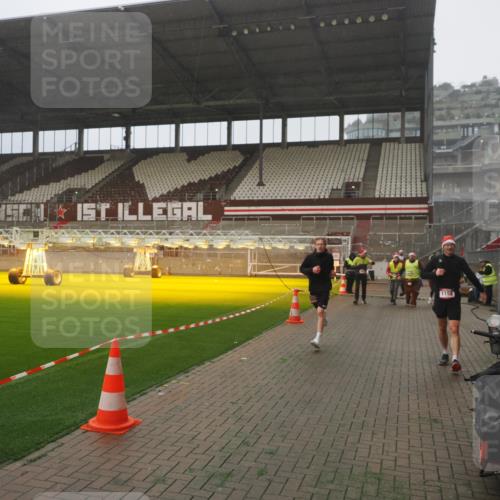 07.12.2025 - St. Pauli X-Mass-Run No. 15 Fabian Wolf http://msf.ph/oto/9392929 07.12.2025 10:14:31 Ziel 352, 1158, 2564, 2617, 2618, 2864, 4489, 4508, 4545 meine-sportfotos.de
