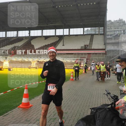 07.12.2025 - St. Pauli X-Mass-Run No. 15 Fabian Wolf http://msf.ph/oto/9392944 07.12.2025 10:14:35 Ziel 1158, 2564, 2617, 2618, 2864, 3565, 4508 meine-sportfotos.de