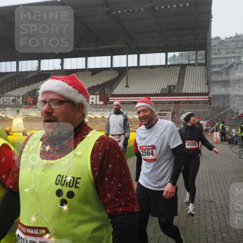07.12.2025 - St. Pauli X-Mass-Run No. 15 Fabian Wolf http://msf.ph/oto/9392961 07.12.2025 10:14:44 Ziel 2564, 2617, 2618, 2864, 3481, 3565, 4508 meine-sportfotos.de