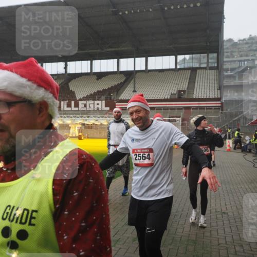 07.12.2025 - St. Pauli X-Mass-Run No. 15 Fabian Wolf http://msf.ph/oto/9392962 07.12.2025 10:14:44 Ziel 2564, 2617, 2618, 2864, 3481, 3565, 4508 meine-sportfotos.de
