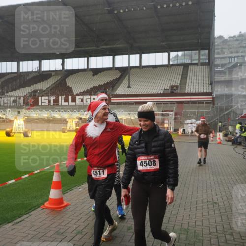 07.12.2025 - St. Pauli X-Mass-Run No. 15 Fabian Wolf http://msf.ph/oto/9392969 07.12.2025 10:14:45 Ziel 2564, 2617, 2618, 2864, 3481, 3565, 4508 meine-sportfotos.de