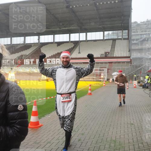 07.12.2025 - St. Pauli X-Mass-Run No. 15 Fabian Wolf http://msf.ph/oto/9392976 07.12.2025 10:14:47 Ziel 1867, 1873, 2864, 3481, 3565, 4508 meine-sportfotos.de