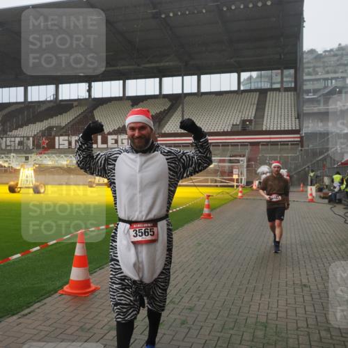 07.12.2025 - St. Pauli X-Mass-Run No. 15 Fabian Wolf http://msf.ph/oto/9392978 07.12.2025 10:14:47 Ziel 1867, 1873, 2864, 3481, 3565, 4508 meine-sportfotos.de