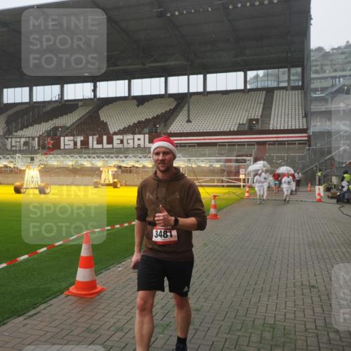 07.12.2025 - St. Pauli X-Mass-Run No. 15 Fabian Wolf http://msf.ph/oto/9392991 07.12.2025 10:14:51 Ziel 1363, 1867, 1869, 1873, 3481, 3565, 4001, 4004 meine-sportfotos.de