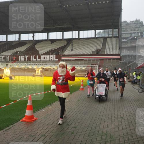07.12.2025 - St. Pauli X-Mass-Run No. 15 Fabian Wolf http://msf.ph/oto/9393017 07.12.2025 10:15:00 Ziel 762, 1363, 1867, 1869, 1873, 2883, 2891, 3741, 4001, 4004 meine-sportfotos.de
