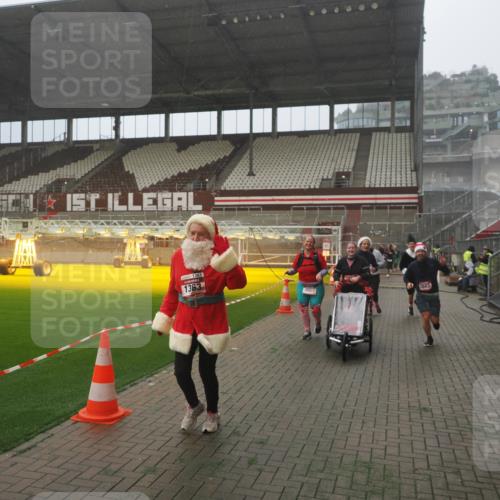 07.12.2025 - St. Pauli X-Mass-Run No. 15 Fabian Wolf http://msf.ph/oto/9393018 07.12.2025 10:15:01 Ziel 762, 1363, 1867, 1869, 1873, 2883, 2891, 3741, 4001, 4004 meine-sportfotos.de