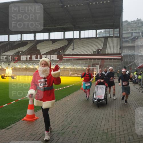 07.12.2025 - St. Pauli X-Mass-Run No. 15 Fabian Wolf http://msf.ph/oto/9393020 07.12.2025 10:15:01 Ziel 762, 1363, 1867, 1869, 1873, 2883, 2891, 3741, 4001, 4004 meine-sportfotos.de
