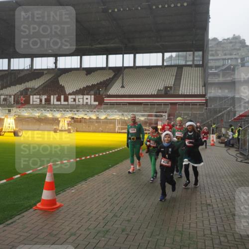 07.12.2025 - St. Pauli X-Mass-Run No. 15 Fabian Wolf http://msf.ph/oto/9393053 07.12.2025 10:15:17 Ziel 308, 431, 436, 438, 1180, 1183, 1885, 2666, 2667, 2668, 3103, 3741, 4494, 4536 meine-sportfotos.de