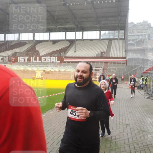 07.12.2025 - St. Pauli X-Mass-Run No. 15 Fabian Wolf http://msf.ph/oto/9393077 07.12.2025 10:15:22 Ziel 308, 431, 436, 438, 1180, 1183, 1885, 2666, 2667, 2668, 3103, 4494, 4536 meine-sportfotos.de