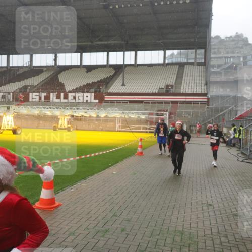 07.12.2025 - St. Pauli X-Mass-Run No. 15 Fabian Wolf http://msf.ph/oto/9393084 07.12.2025 10:15:24 Ziel 431, 436, 438, 1180, 1183, 1885, 2666, 2667, 2668, 3103, 4494, 4536 meine-sportfotos.de