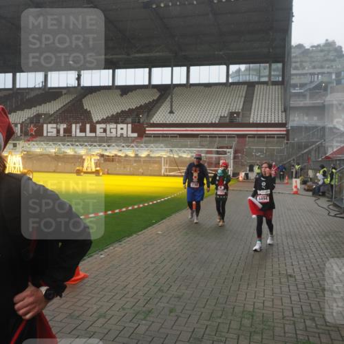 07.12.2025 - St. Pauli X-Mass-Run No. 15 Fabian Wolf http://msf.ph/oto/9393092 07.12.2025 10:15:26 Ziel 431, 436, 438, 1180, 1183, 1885, 3053, 3103, 4494, 4536 meine-sportfotos.de