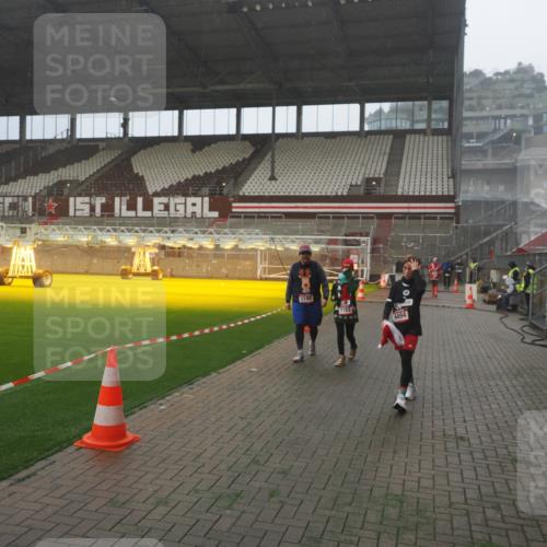 07.12.2025 - St. Pauli X-Mass-Run No. 15 Fabian Wolf http://msf.ph/oto/9393094 07.12.2025 10:15:27 Ziel 431, 436, 438, 1180, 1183, 1885, 3053, 3103, 4494, 4536 meine-sportfotos.de