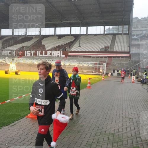 07.12.2025 - St. Pauli X-Mass-Run No. 15 Fabian Wolf http://msf.ph/oto/9393099 07.12.2025 10:15:30 Ziel 431, 436, 1180, 1183, 1885, 2745, 3053, 3103, 4494, 4536 meine-sportfotos.de