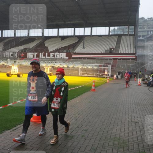 07.12.2025 - St. Pauli X-Mass-Run No. 15 Fabian Wolf http://msf.ph/oto/9393102 07.12.2025 10:15:31 Ziel 436, 1180, 1183, 1885, 2745, 3053, 3103, 4494, 4536 meine-sportfotos.de