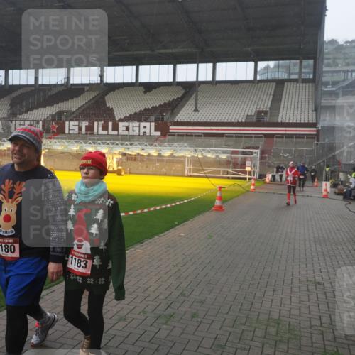 07.12.2025 - St. Pauli X-Mass-Run No. 15 Fabian Wolf http://msf.ph/oto/9393105 07.12.2025 10:15:31 Ziel 436, 1180, 1183, 1885, 2745, 3053, 3103, 4494, 4536 meine-sportfotos.de