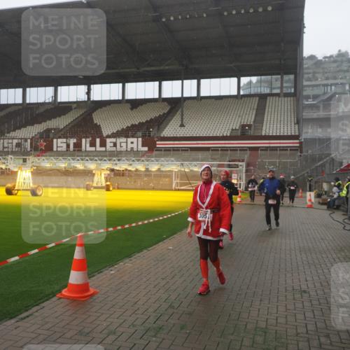 07.12.2025 - St. Pauli X-Mass-Run No. 15 Fabian Wolf http://msf.ph/oto/9393107 07.12.2025 10:15:38 Ziel 2641, 2645, 2652, 2658, 2659, 2745, 3053, 4455 meine-sportfotos.de