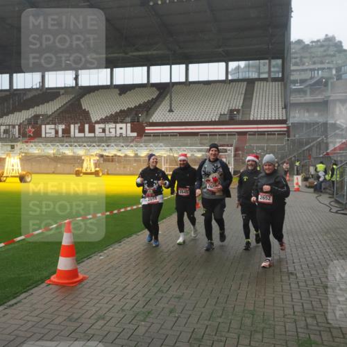 07.12.2025 - St. Pauli X-Mass-Run No. 15 Fabian Wolf http://msf.ph/oto/9393128 07.12.2025 10:15:46 Ziel 2641, 2645, 2652, 2658, 2659, 2745, 3053, 4455 meine-sportfotos.de