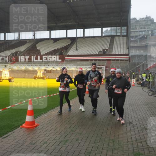 07.12.2025 - St. Pauli X-Mass-Run No. 15 Fabian Wolf http://msf.ph/oto/9393129 07.12.2025 10:15:46 Ziel 2641, 2645, 2652, 2658, 2659, 2745, 3053, 4455 meine-sportfotos.de