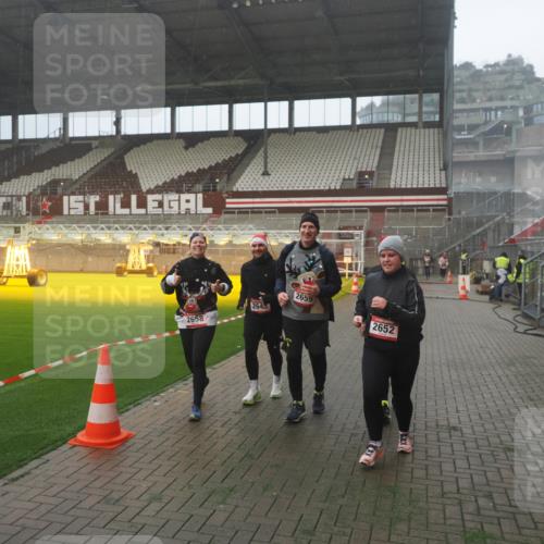 07.12.2025 - St. Pauli X-Mass-Run No. 15 Fabian Wolf http://msf.ph/oto/9393131 07.12.2025 10:15:47 Ziel 2641, 2645, 2652, 2658, 2659, 2745, 4455 meine-sportfotos.de