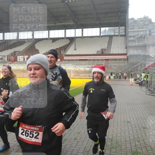 07.12.2025 - St. Pauli X-Mass-Run No. 15 Fabian Wolf http://msf.ph/oto/9393137 07.12.2025 10:15:48 Ziel 2641, 2645, 2652, 2658, 2659, 2745, 4455 meine-sportfotos.de