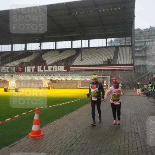 07.12.2025 - St. Pauli X-Mass-Run No. 15 Fabian Wolf http://msf.ph/oto/9393140 07.12.2025 10:16:03 Ziel 2545, 2546 meine-sportfotos.de