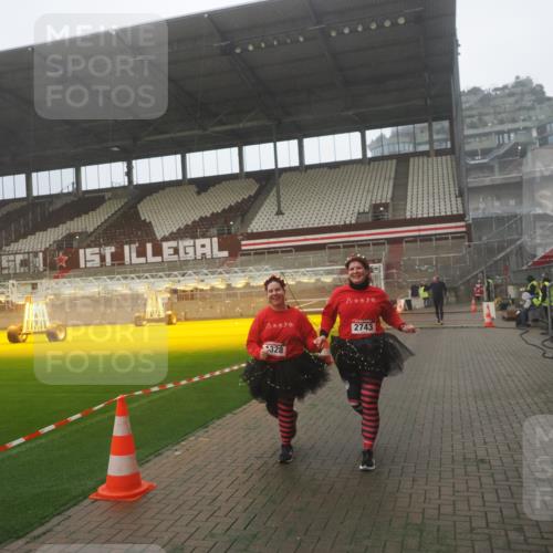 07.12.2025 - St. Pauli X-Mass-Run No. 15 Fabian Wolf http://msf.ph/oto/9393155 07.12.2025 10:16:22 Ziel 394, 1328, 2743 meine-sportfotos.de