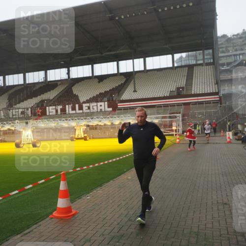 07.12.2025 - St. Pauli X-Mass-Run No. 15 Fabian Wolf http://msf.ph/oto/9393166 07.12.2025 10:16:29 Ziel 1328, 2743, 4362, 4363, 4510 meine-sportfotos.de