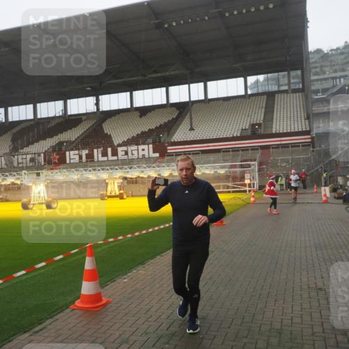 07.12.2025 - St. Pauli X-Mass-Run No. 15 Fabian Wolf http://msf.ph/oto/9393167 07.12.2025 10:16:29 Ziel 1328, 2743, 4362, 4363, 4510 meine-sportfotos.de