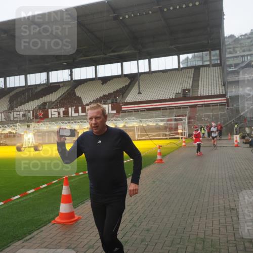 07.12.2025 - St. Pauli X-Mass-Run No. 15 Fabian Wolf http://msf.ph/oto/9393169 07.12.2025 10:16:29 Ziel 1328, 2743, 4362, 4363, 4510 meine-sportfotos.de