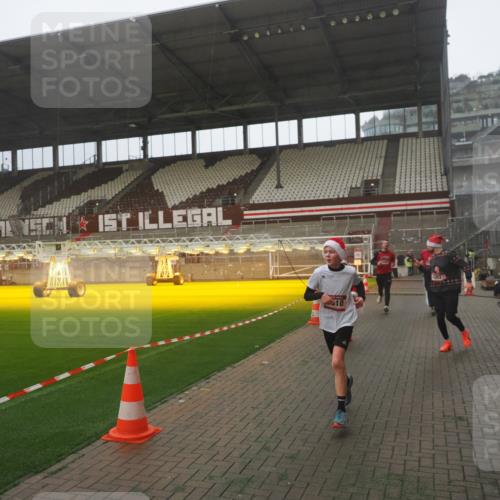 07.12.2025 - St. Pauli X-Mass-Run No. 15 Fabian Wolf http://msf.ph/oto/9393176 07.12.2025 10:16:34 Ziel 2185, 2266, 4362, 4363, 4510 meine-sportfotos.de