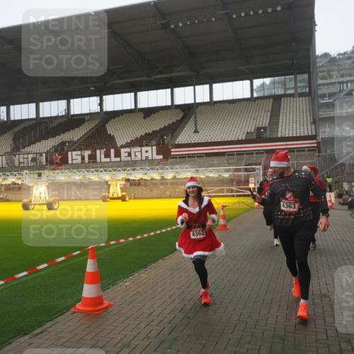 07.12.2025 - St. Pauli X-Mass-Run No. 15 Fabian Wolf http://msf.ph/oto/9393184 07.12.2025 10:16:35 Ziel 2185, 2266, 4362, 4363, 4510 meine-sportfotos.de